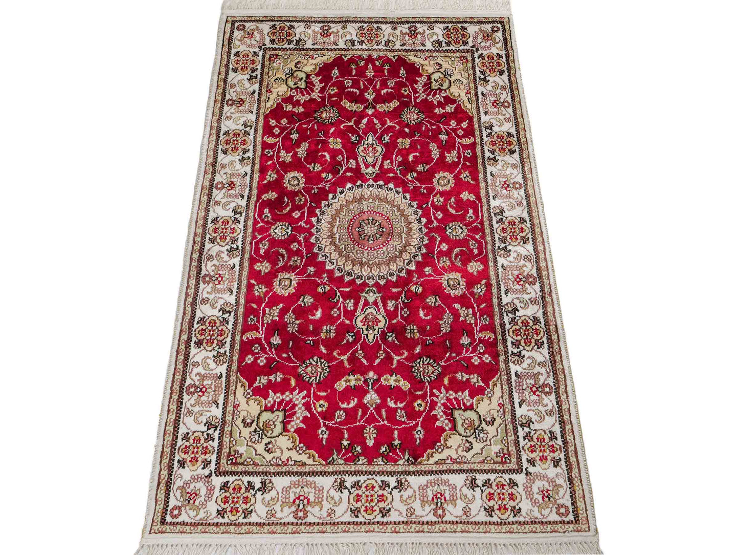 Feiner, handgeknüpfter, chinesischer Nain Orientteppich aus Kunstseide, rot, creme. 120x76 cm. Verkauf durch Jupiter Intl.