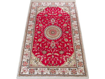 Feiner, handgeknüpfter, chinesischer Nain Orientteppich aus Kunstseide, rot, creme. 120x76 cm. Verkauf durch Jupiter Intl.