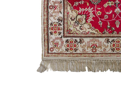 Feiner, handgeknüpfter, chinesischer Nain Orientteppich aus Kunstseide, rot, creme. 120x76 cm. Verkauf durch Jupiter Intl.
