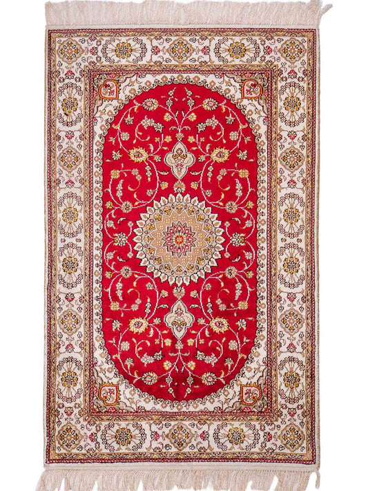 Feiner, handgeknüpfter, chinesischer Orientteppich mit Nain Design aus Kunstseide, rot, creme, weiß. 120x77 cm. Verkauf durch Jupiter Intl.