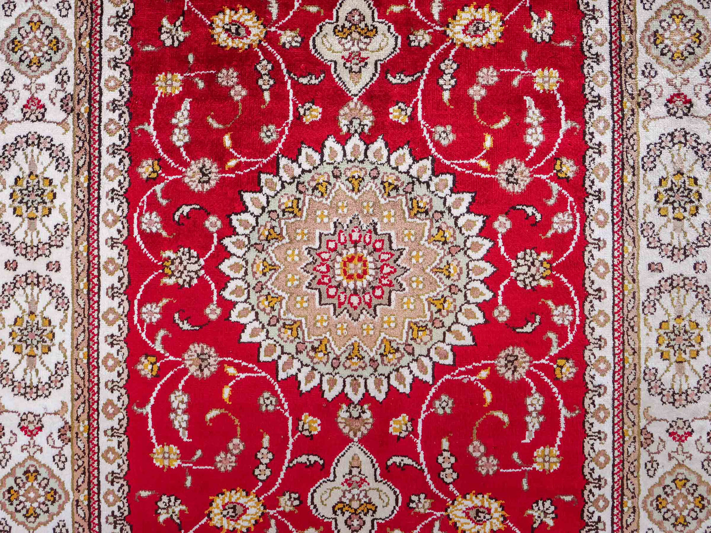 Feiner, handgeknüpfter, chinesischer Orientteppich mit Nain Design aus Kunstseide, rot, creme, weiß. 120x77 cm. Verkauf durch Jupiter Intl.