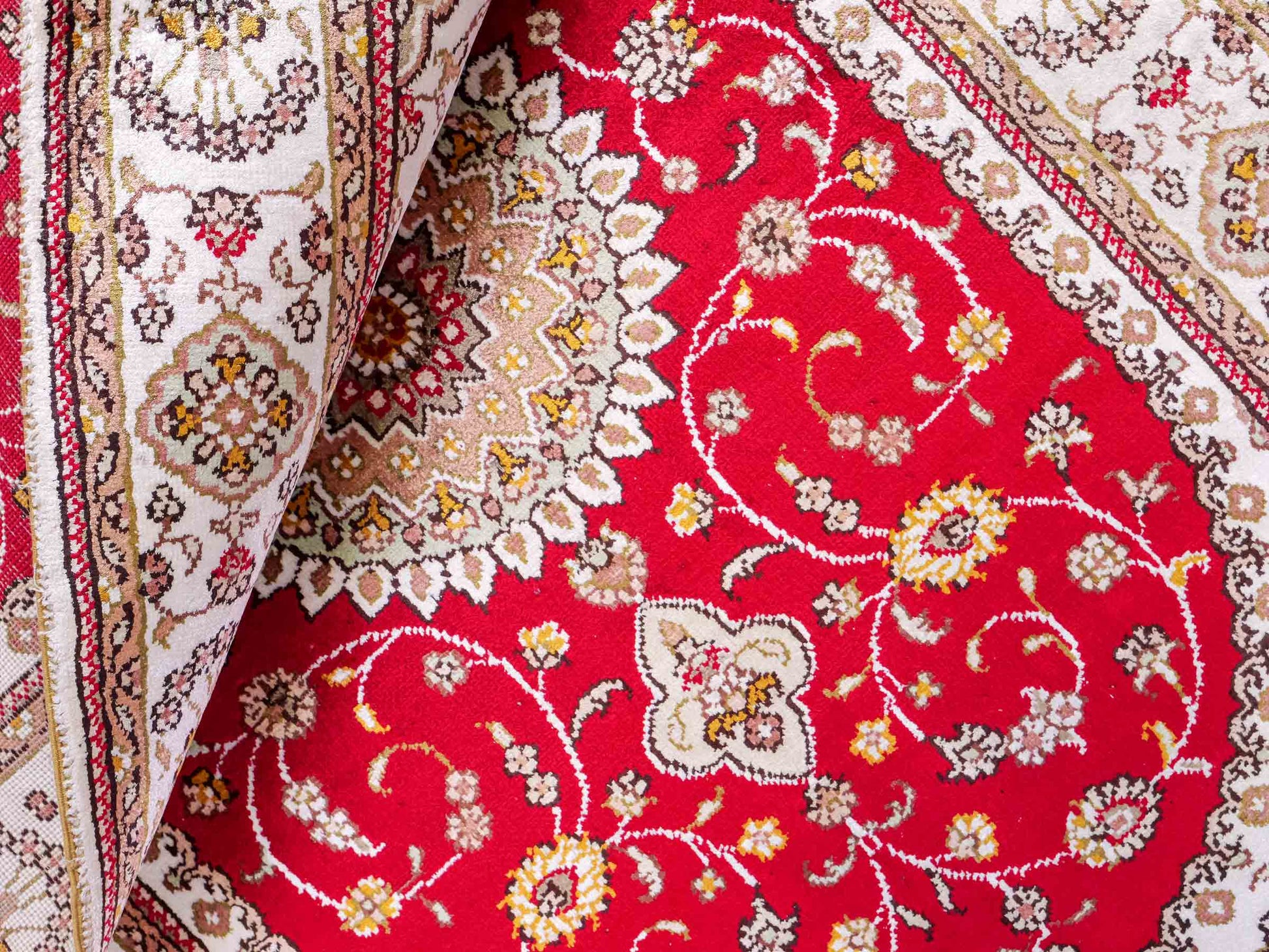 Feiner, handgeknüpfter, chinesischer Orientteppich mit Nain Design aus Kunstseide, rot, creme, weiß. 120x77 cm. Verkauf durch Jupiter Intl.