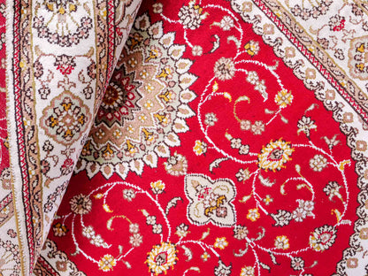 Feiner, handgeknüpfter, chinesischer Orientteppich mit Nain Design aus Kunstseide, rot, creme, weiß. 120x77 cm. Verkauf durch Jupiter Intl.
