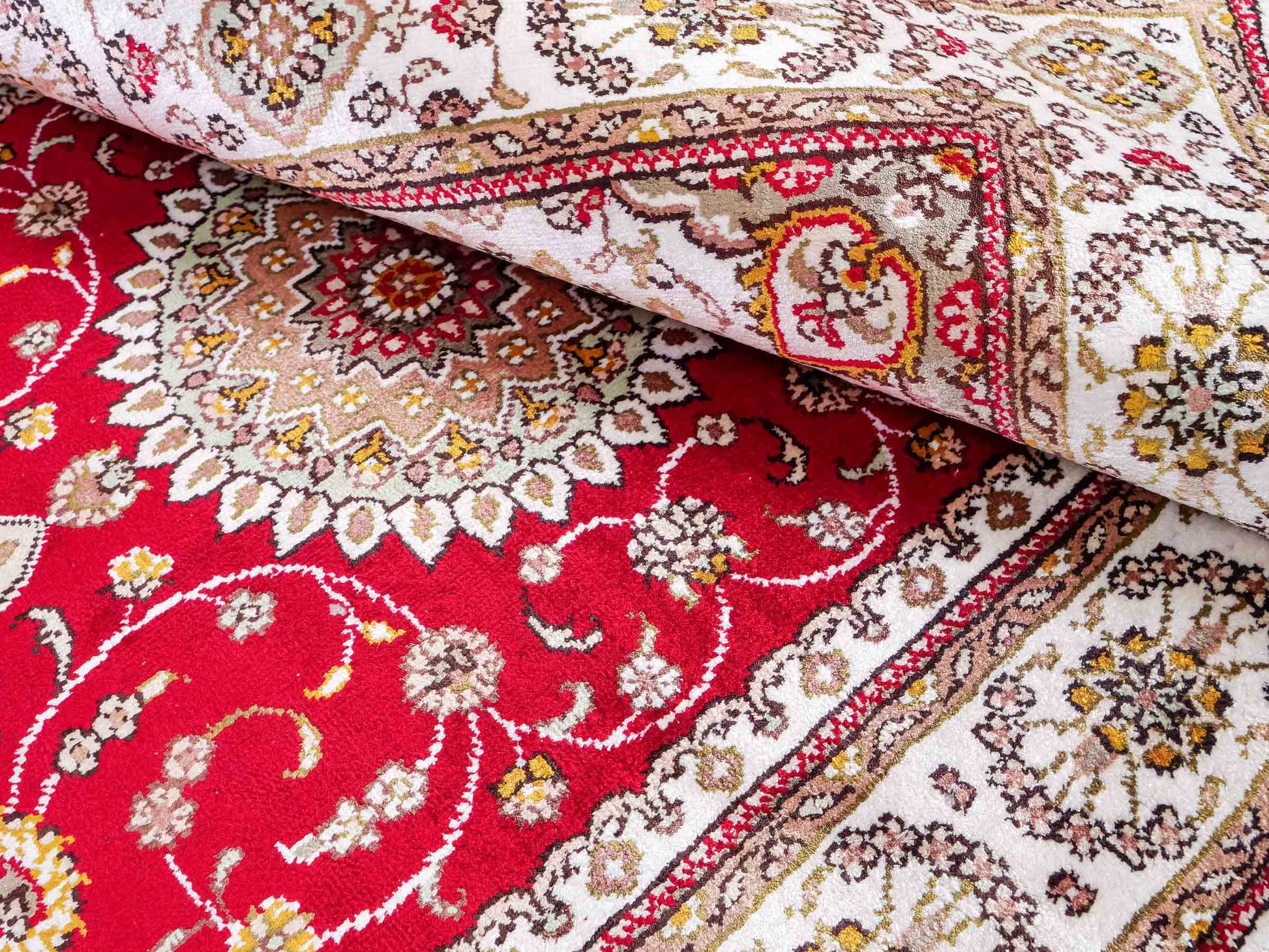 Feiner, handgeknüpfter, chinesischer Orientteppich mit Nain Design aus Kunstseide, rot, creme, weiß. 120x77 cm. Verkauf durch Jupiter Intl.