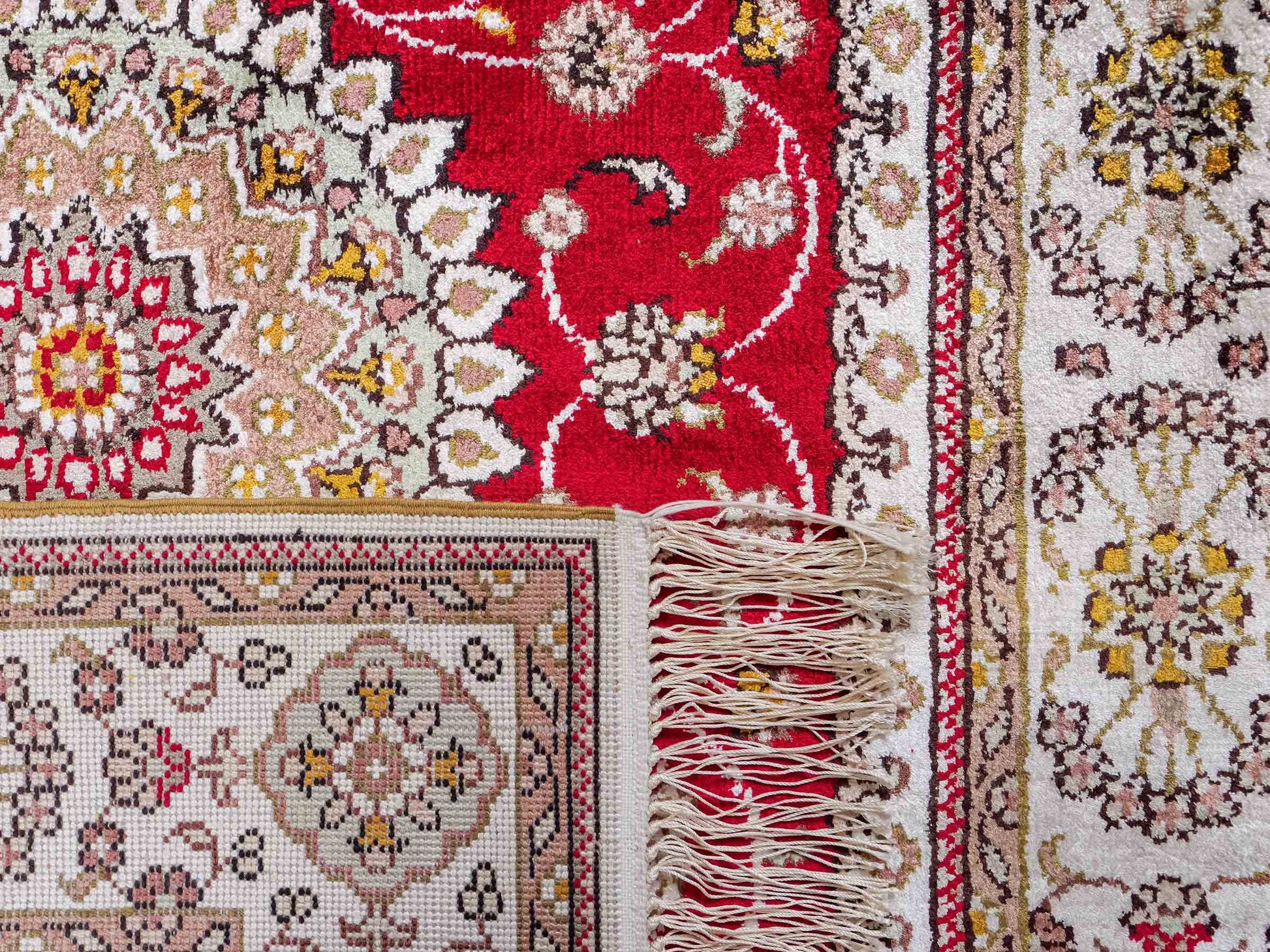 Feiner, handgeknüpfter, chinesischer Orientteppich mit Nain Design aus Kunstseide, rot, creme, weiß. 120x77 cm. Verkauf durch Jupiter Intl.