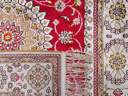 Feiner, handgeknüpfter, chinesischer Orientteppich mit Nain Design aus Kunstseide, rot, creme, weiß. 120x77 cm. Verkauf durch Jupiter Intl.