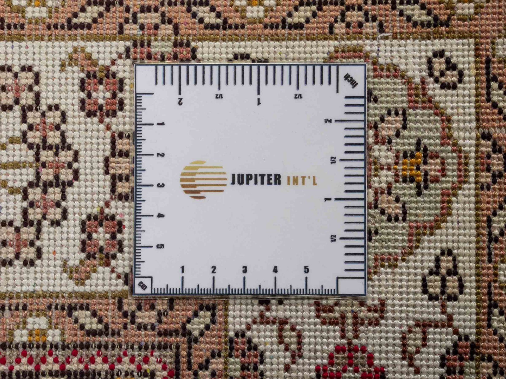 Feiner, handgeknüpfter, chinesischer Orientteppich mit Nain Design aus Kunstseide, rot, creme, weiß. 120x77 cm. Verkauf durch Jupiter Intl.