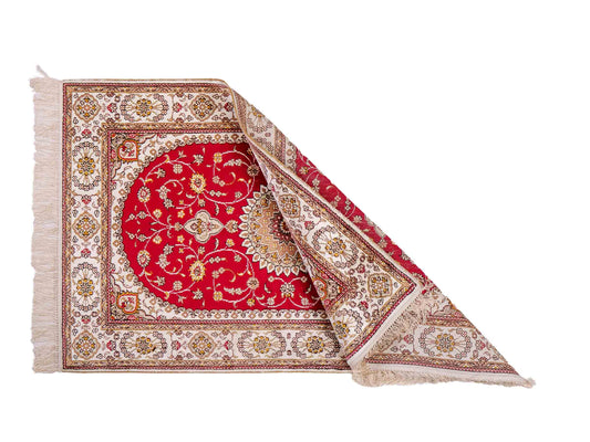 Feiner, handgeknüpfter, chinesischer Orientteppich mit Nain Design aus Kunstseide, rot, creme, weiß. 120x77 cm. Verkauf durch Jupiter Intl.