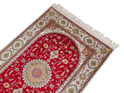 Feiner, handgeknüpfter, chinesischer Orientteppich mit Nain Design aus Kunstseide, rot, creme, weiß. 120x77 cm. Verkauf durch Jupiter Intl.