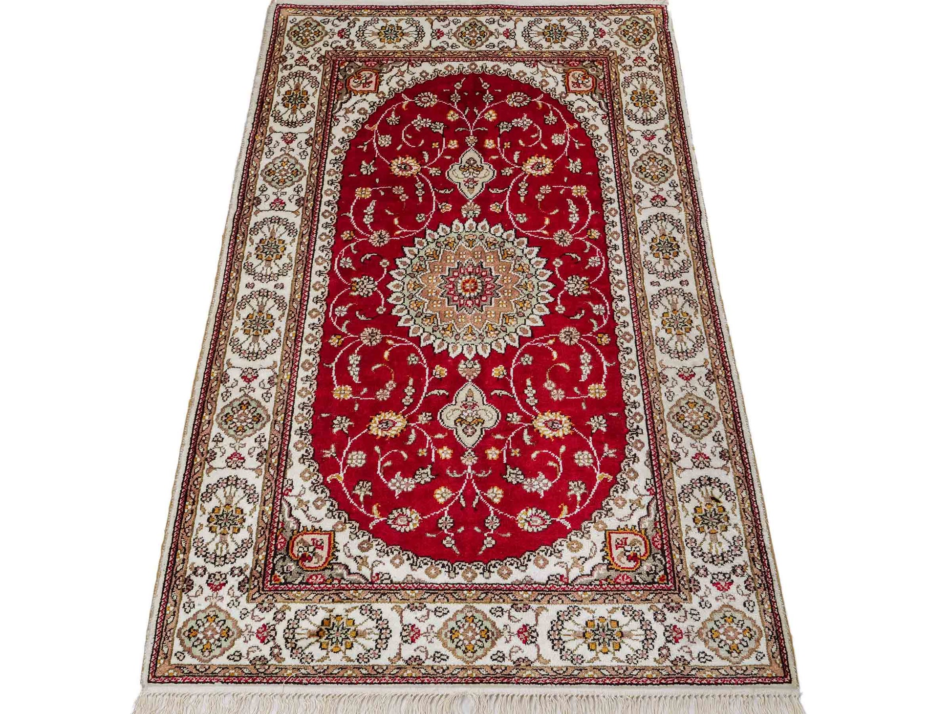 Feiner, handgeknüpfter, chinesischer Orientteppich mit Nain Design aus Kunstseide, rot, creme, weiß. 120x77 cm. Verkauf durch Jupiter Intl.