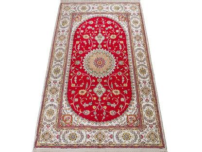 Feiner, handgeknüpfter, chinesischer Orientteppich mit Nain Design aus Kunstseide, rot, creme, weiß. 120x77 cm. Verkauf durch Jupiter Intl.