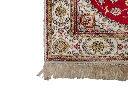 Feiner, handgeknüpfter, chinesischer Orientteppich mit Nain Design aus Kunstseide, rot, creme, weiß. 120x77 cm. Verkauf durch Jupiter Intl.