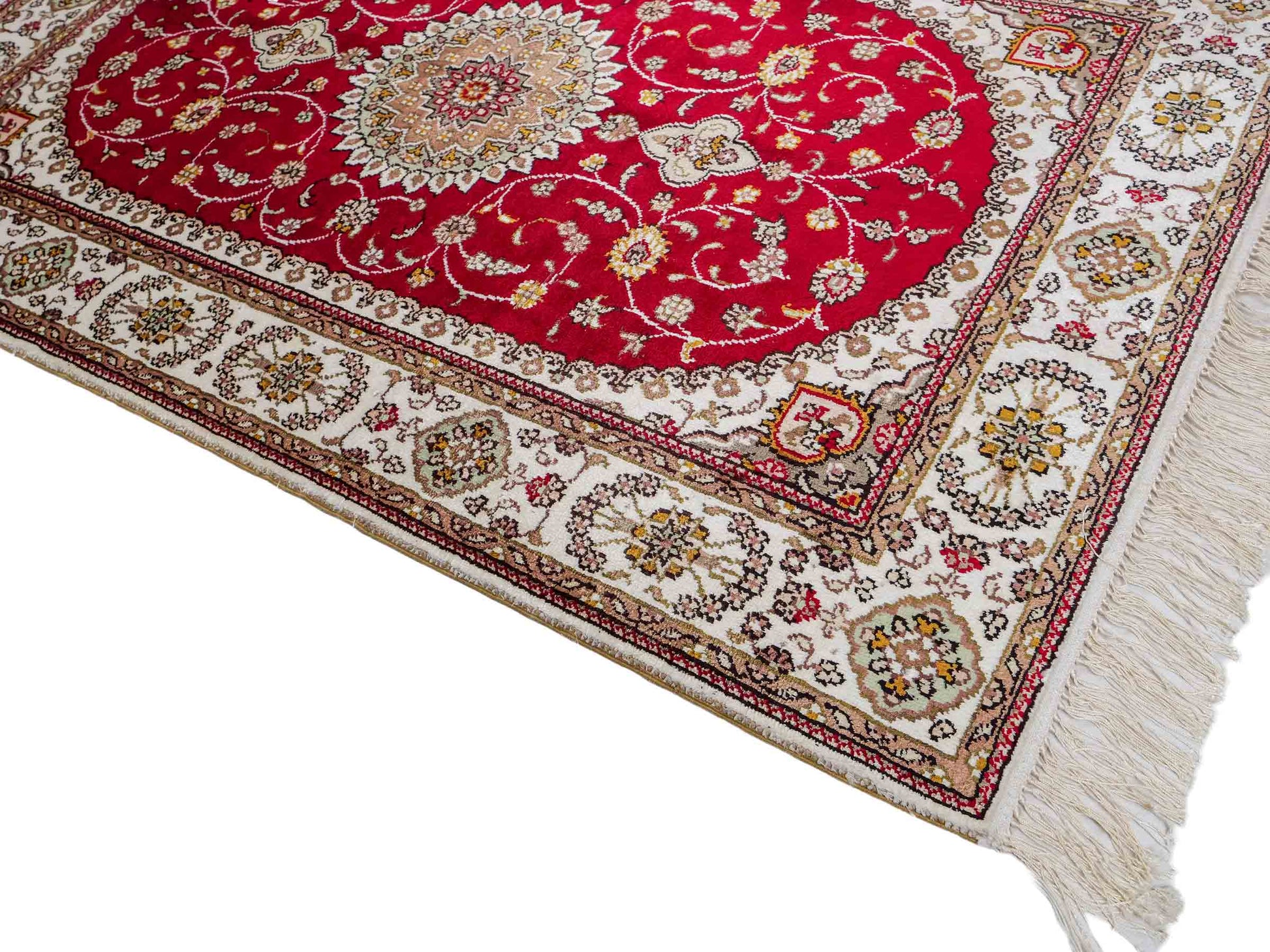 Feiner, handgeknüpfter, chinesischer Orientteppich mit Nain Design aus Kunstseide, rot, creme, weiß. 120x77 cm. Verkauf durch Jupiter Intl.