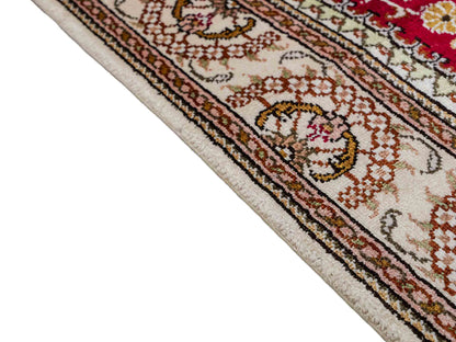 Feiner, handgeknüpfter, chinesischer Orientteppich mit Nain Design aus Kunstseide, rot, weiß, creme. 120x78 cm. Verkauf durch Jupiter Intl.