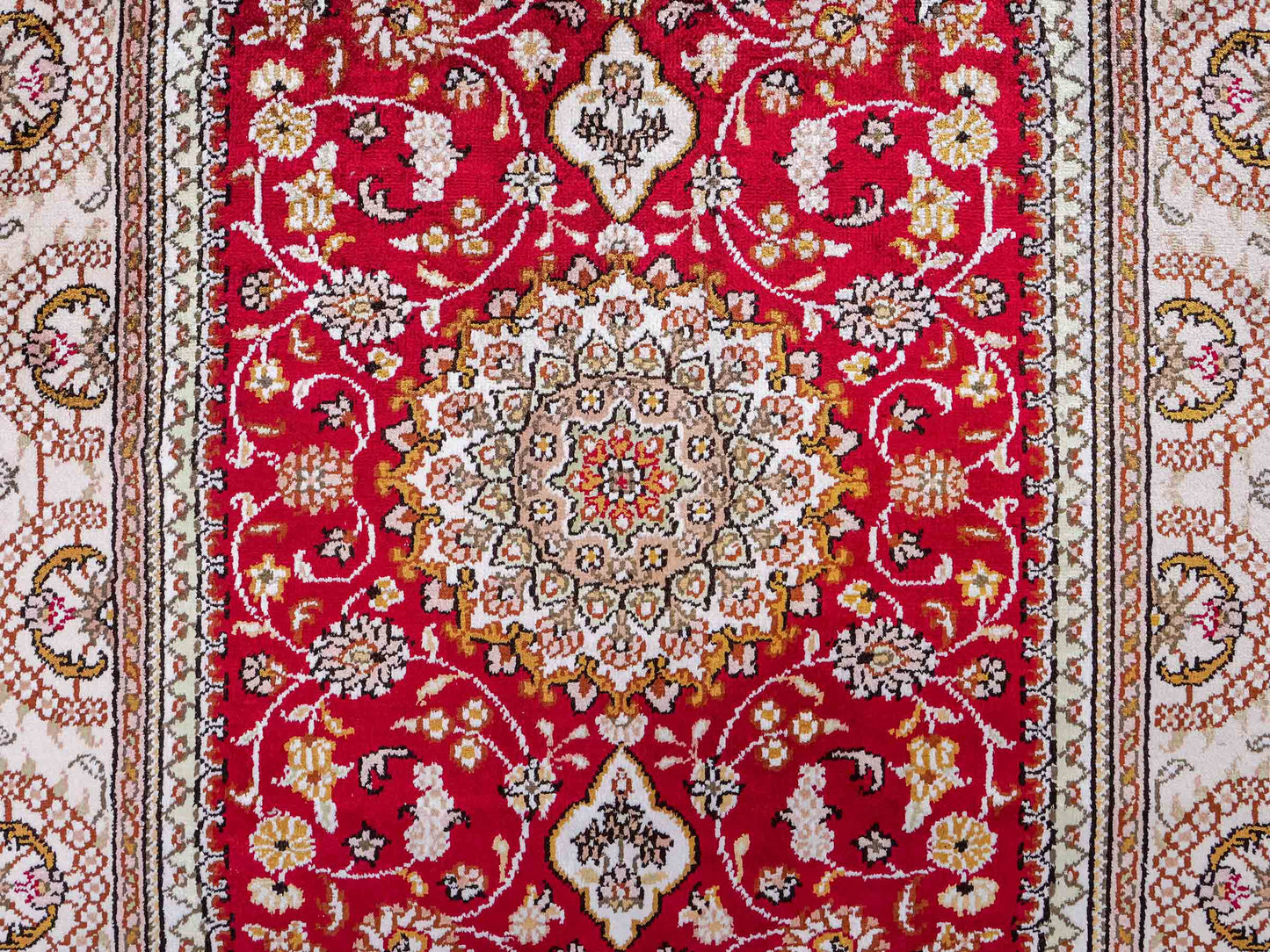 Feiner, handgeknüpfter, chinesischer Orientteppich mit Nain Design aus Kunstseide, rot, weiß, creme. 120x78 cm. Verkauf durch Jupiter Intl.