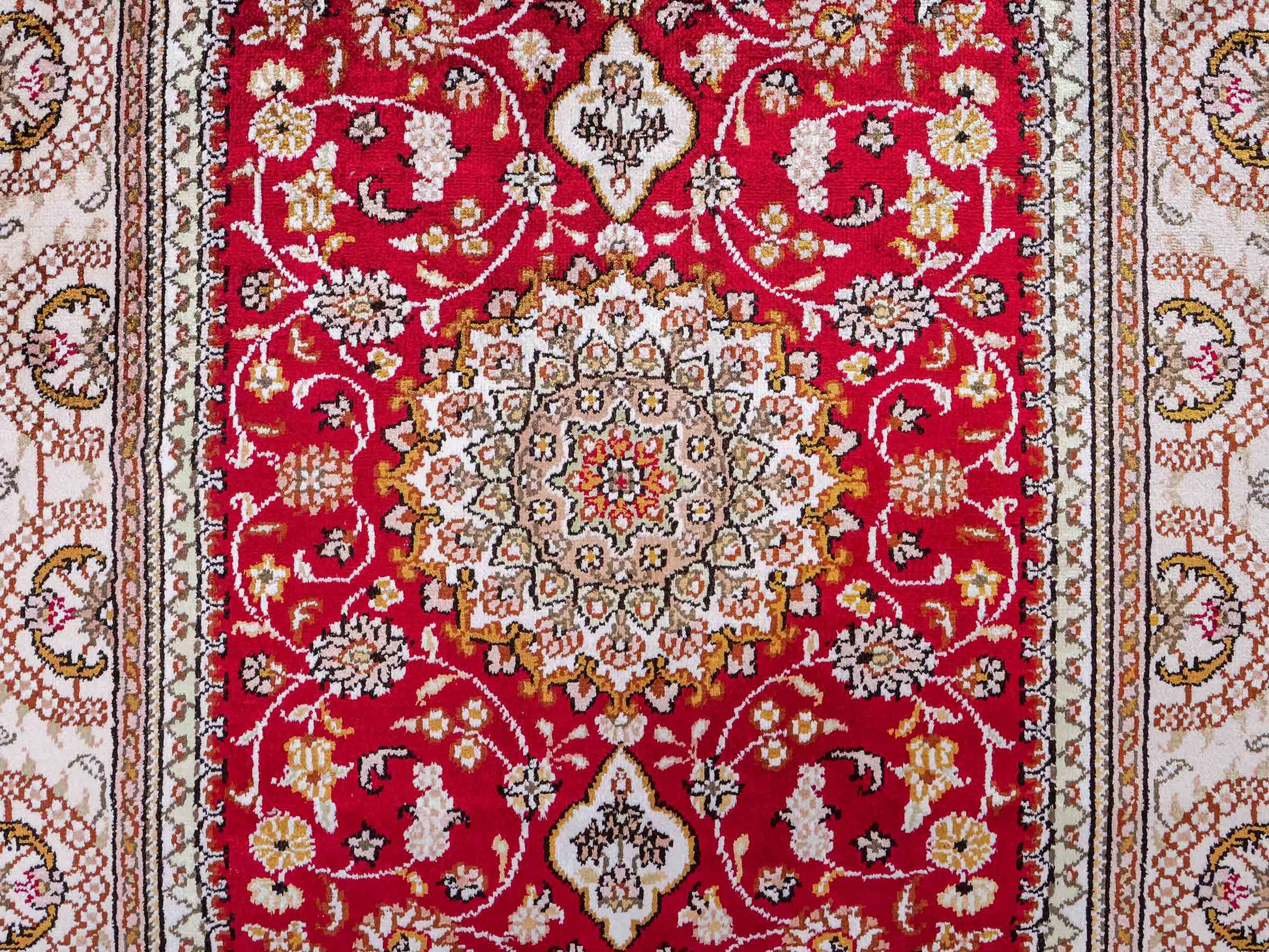 Feiner, handgeknüpfter, chinesischer Orientteppich mit Nain Design aus Kunstseide, rot, weiß, creme. 120x78 cm. Verkauf durch Jupiter Intl.