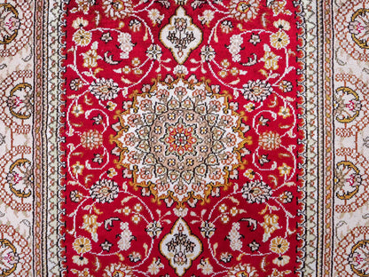 Feiner, handgeknüpfter, chinesischer Orientteppich mit Nain Design aus Kunstseide, rot, weiß, creme. 120x78 cm. Verkauf durch Jupiter Intl.