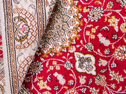 Feiner, handgeknüpfter, chinesischer Orientteppich mit Nain Design aus Kunstseide, rot, weiß, creme. 120x78 cm. Verkauf durch Jupiter Intl.