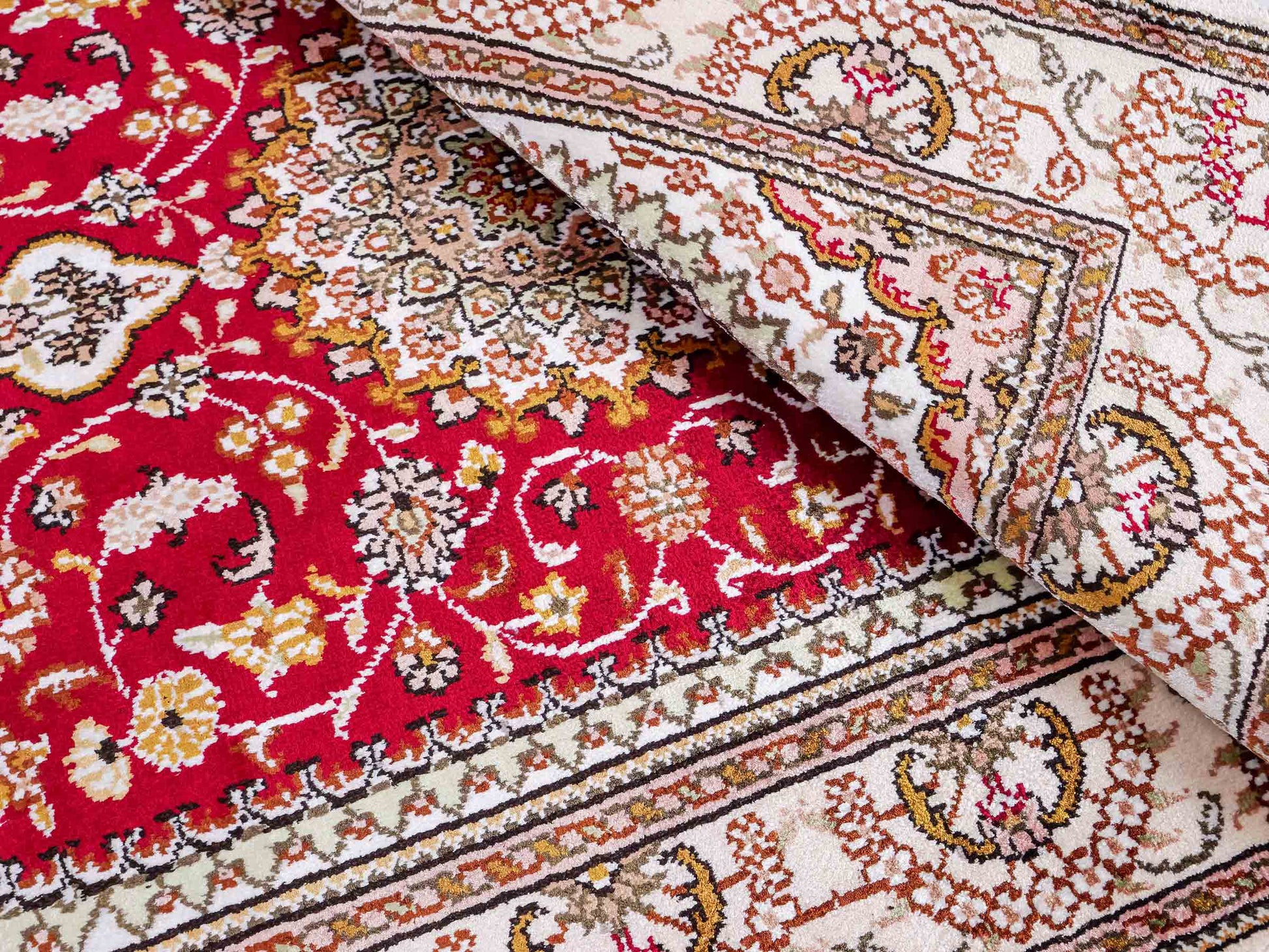 Feiner, handgeknüpfter, chinesischer Orientteppich mit Nain Design aus Kunstseide, rot, weiß, creme. 120x78 cm. Verkauf durch Jupiter Intl.