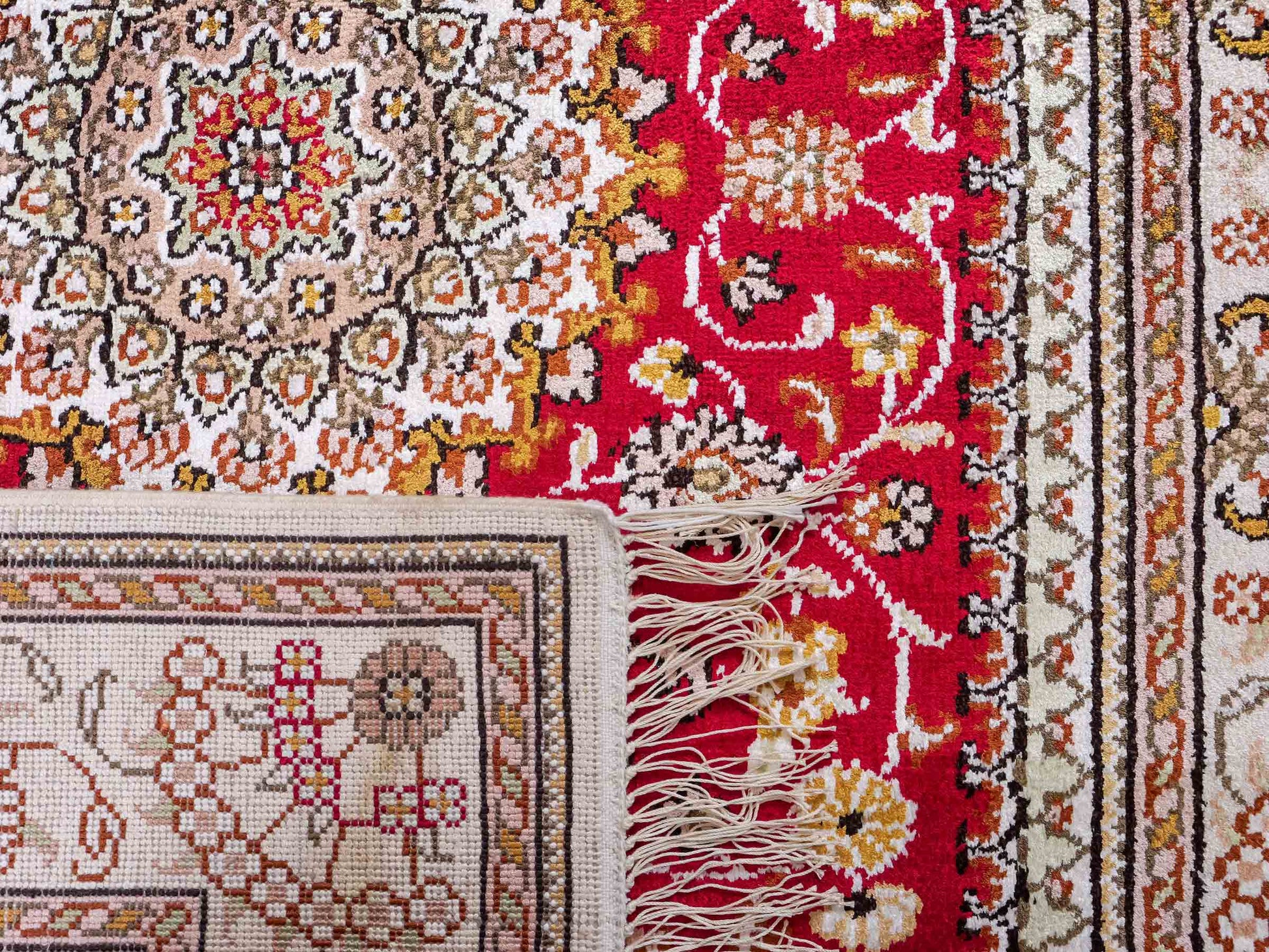 Feiner, handgeknüpfter, chinesischer Orientteppich mit Nain Design aus Kunstseide, rot, weiß, creme. 120x78 cm. Verkauf durch Jupiter Intl.
