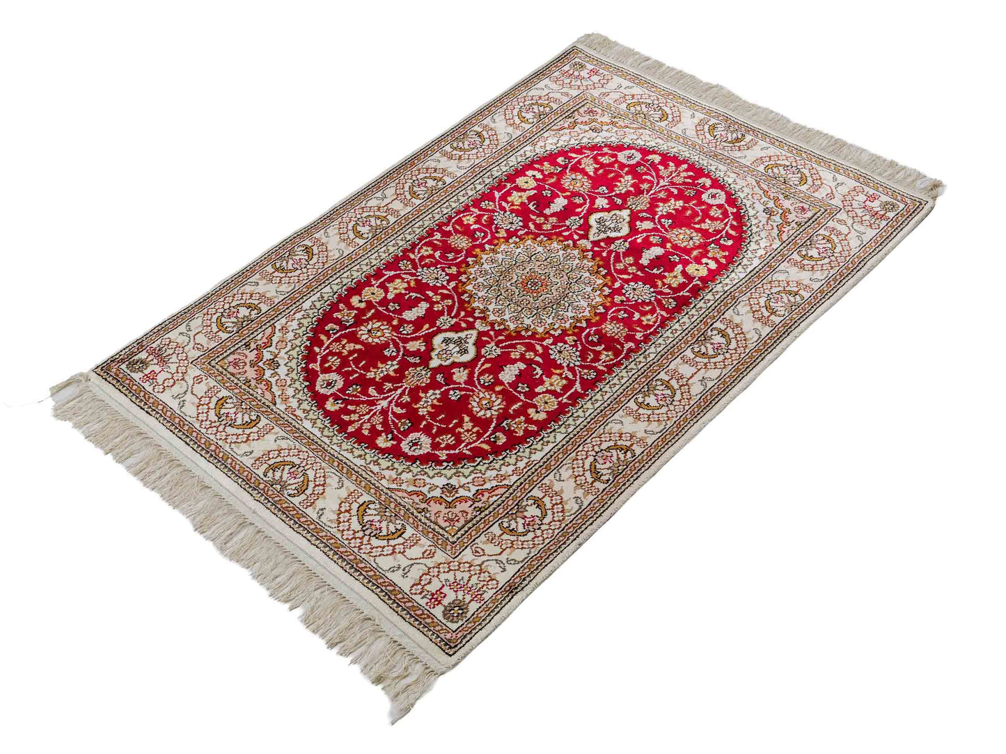 Feiner, handgeknüpfter, chinesischer Orientteppich mit Nain Design aus Kunstseide, rot, weiß, creme. 120x78 cm. Verkauf durch Jupiter Intl.
