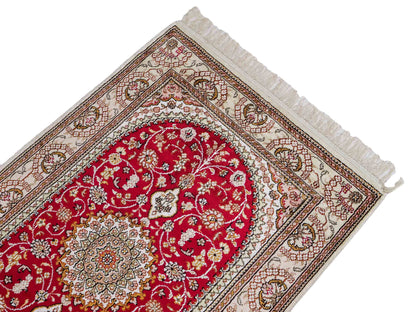 Feiner, handgeknüpfter, chinesischer Orientteppich mit Nain Design aus Kunstseide, rot, weiß, creme. 120x78 cm. Verkauf durch Jupiter Intl.