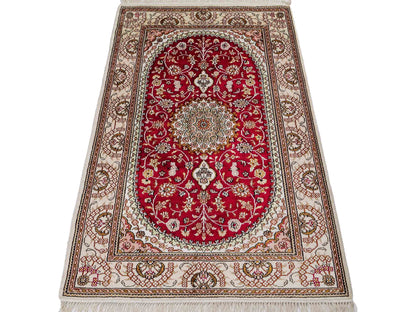 Feiner, handgeknüpfter, chinesischer Orientteppich mit Nain Design aus Kunstseide, rot, weiß, creme. 120x78 cm. Verkauf durch Jupiter Intl.
