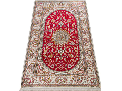 Feiner, handgeknüpfter, chinesischer Orientteppich mit Nain Design aus Kunstseide, rot, weiß, creme. 120x78 cm. Verkauf durch Jupiter Intl.