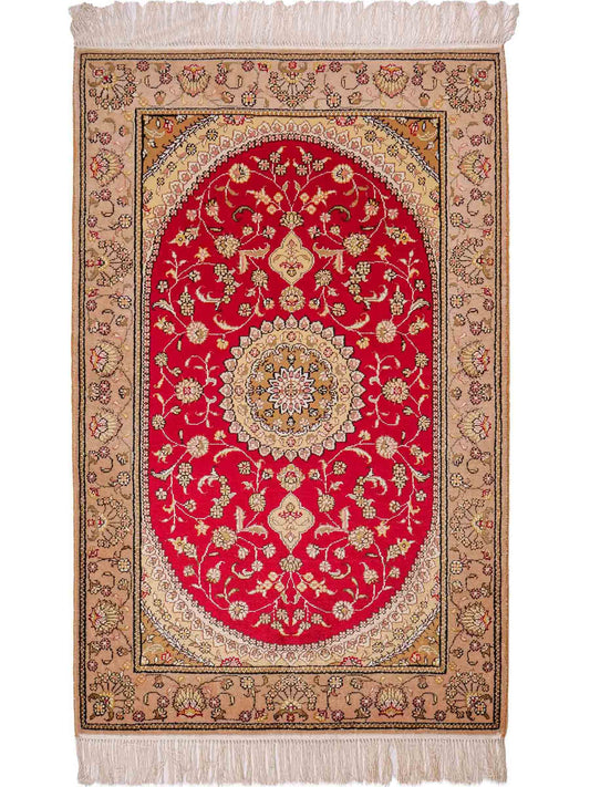 Feiner, handgeknüpfter, chinesischer Orientteppich mit Nain Design aus Kunstseide, rot, beige, gold, creme. 121x78 cm. Verkauf durch Jupiter Intl.