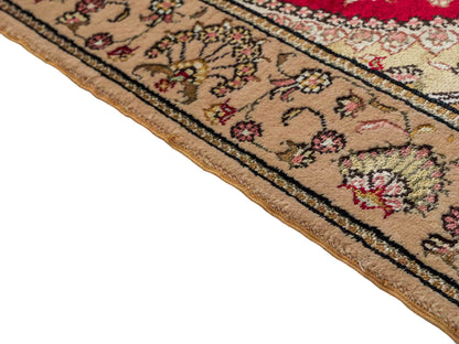 Feiner, handgeknüpfter, chinesischer Orientteppich mit Nain Design aus Kunstseide, rot, beige, gold, creme. 121x78 cm. Verkauf durch Jupiter Intl.