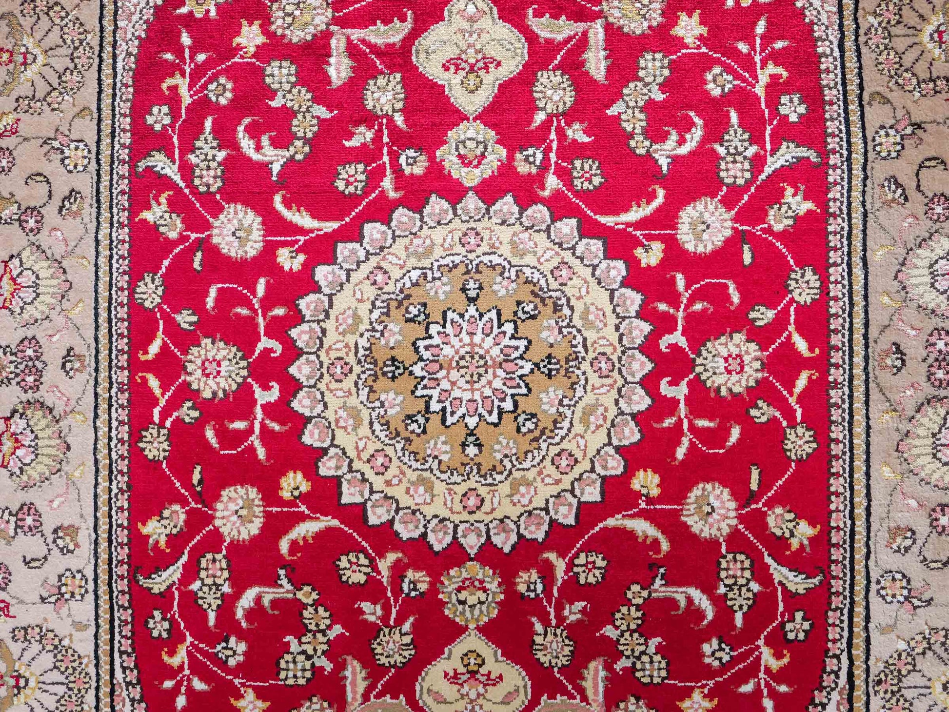Feiner, handgeknüpfter, chinesischer Orientteppich mit Nain Design aus Kunstseide, rot, beige, gold, creme. 121x78 cm. Verkauf durch Jupiter Intl.