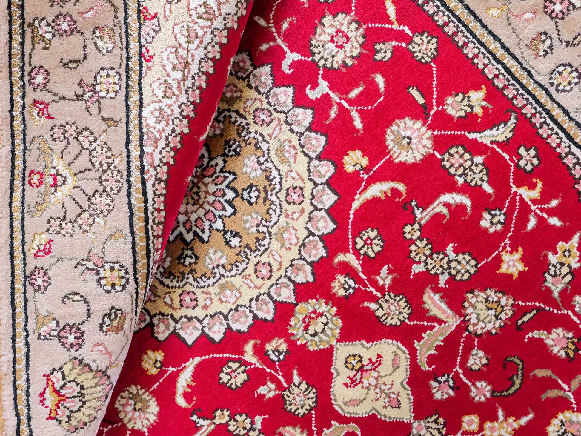 Feiner, handgeknüpfter, chinesischer Orientteppich mit Nain Design aus Kunstseide, rot, beige, gold, creme. 121x78 cm. Verkauf durch Jupiter Intl.