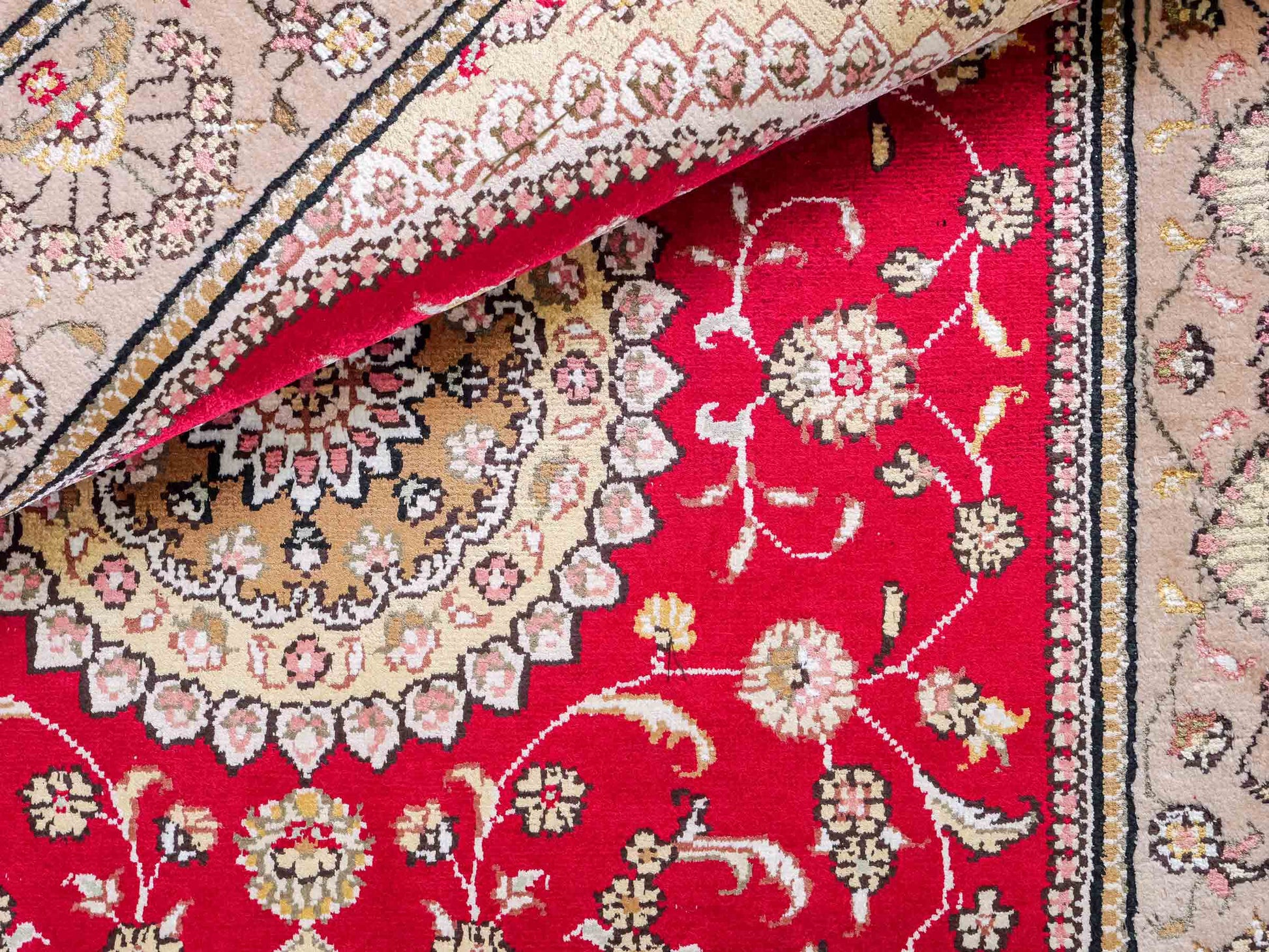 Feiner, handgeknüpfter, chinesischer Orientteppich mit Nain Design aus Kunstseide, rot, beige, gold, creme. 121x78 cm. Verkauf durch Jupiter Intl.