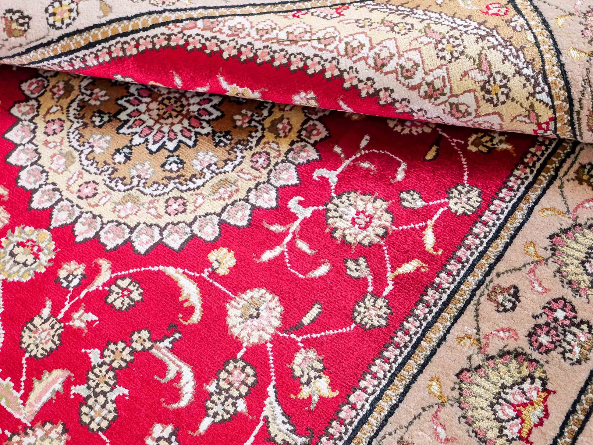 Feiner, handgeknüpfter, chinesischer Orientteppich mit Nain Design aus Kunstseide, rot, beige, gold, creme. 121x78 cm. Verkauf durch Jupiter Intl.