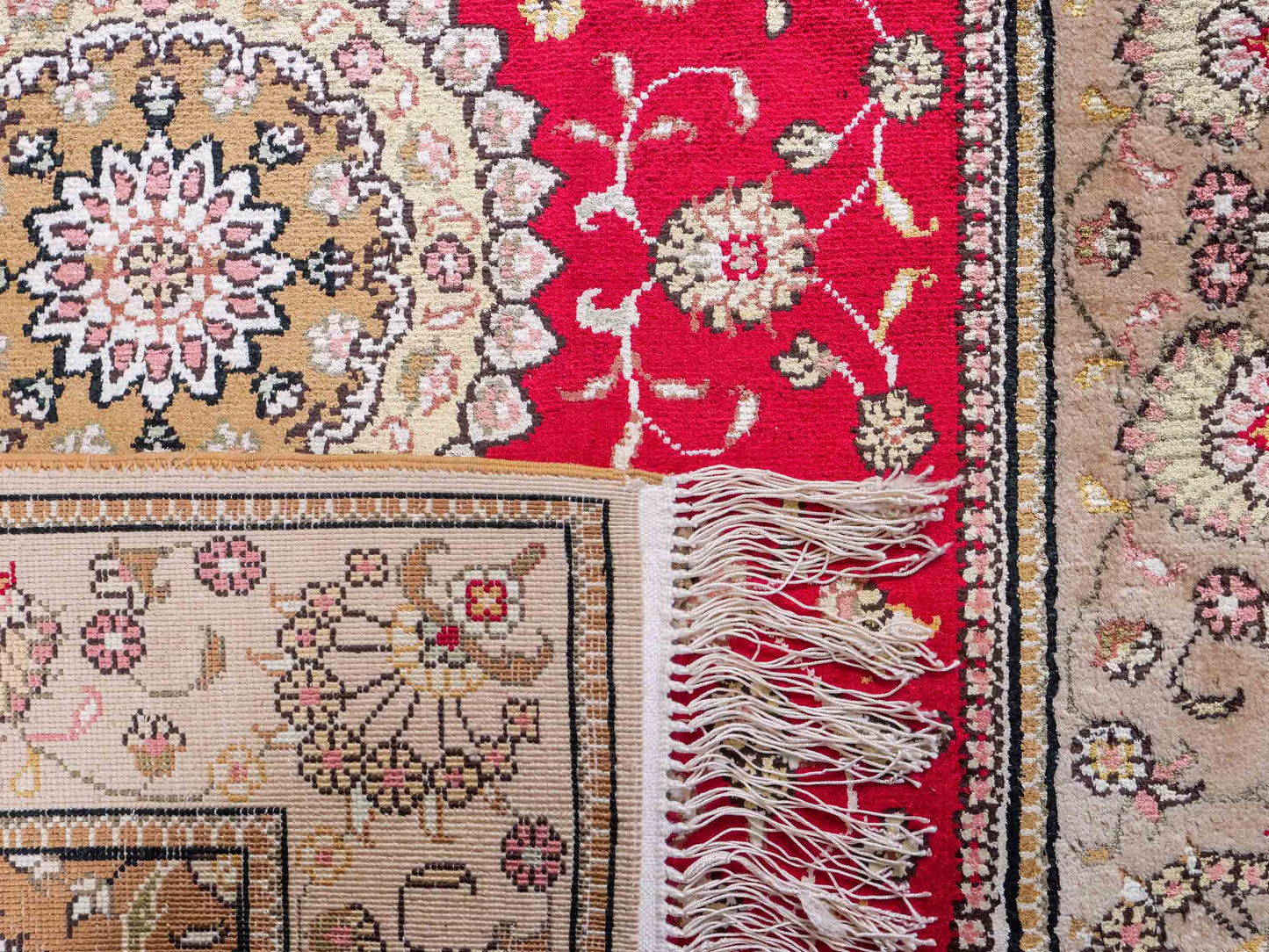 Feiner, handgeknüpfter, chinesischer Orientteppich mit Nain Design aus Kunstseide, rot, beige, gold, creme. 121x78 cm. Verkauf durch Jupiter Intl.