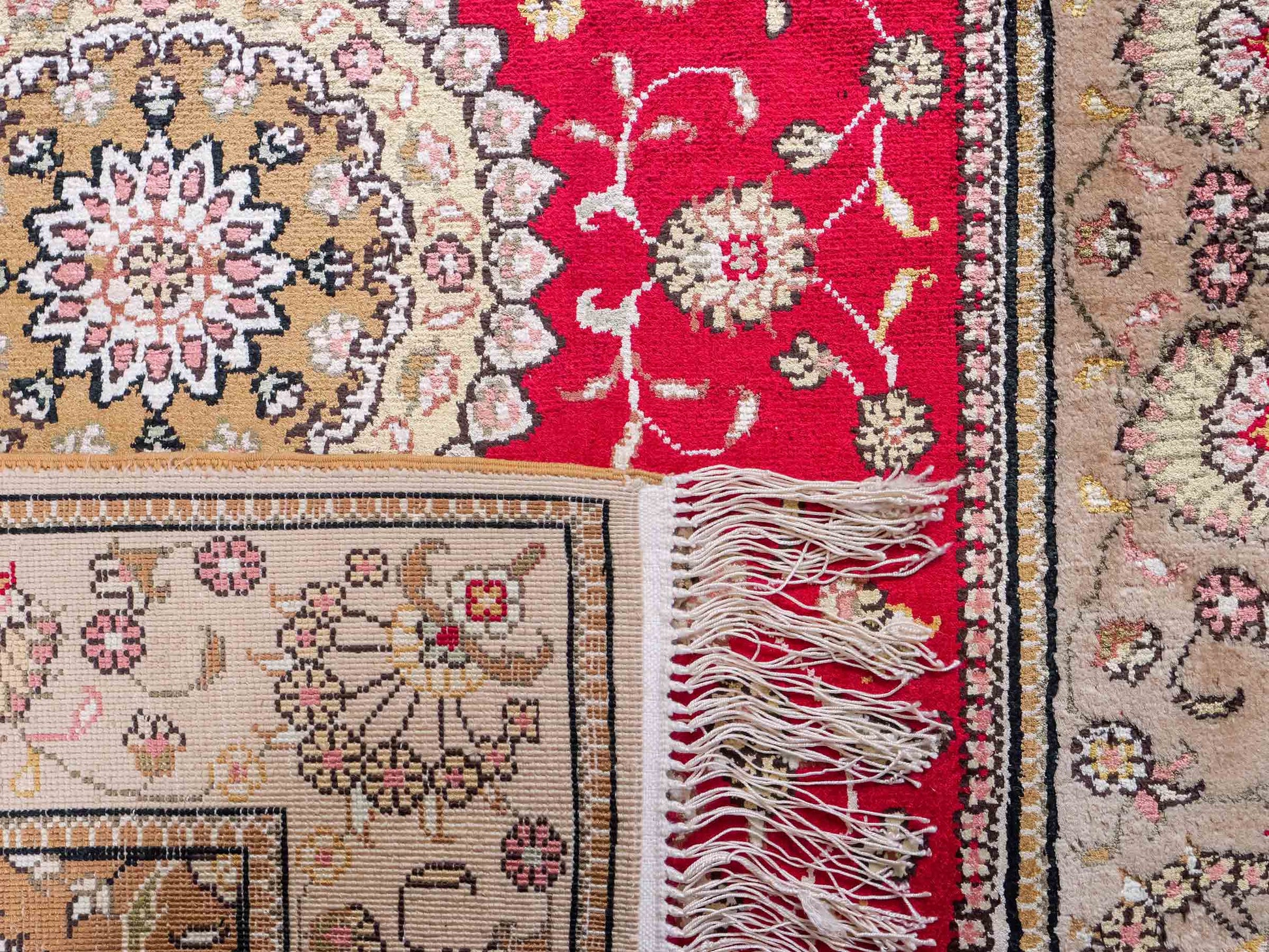Feiner, handgeknüpfter, chinesischer Orientteppich mit Nain Design aus Kunstseide, rot, beige, gold, creme. 121x78 cm. Verkauf durch Jupiter Intl.