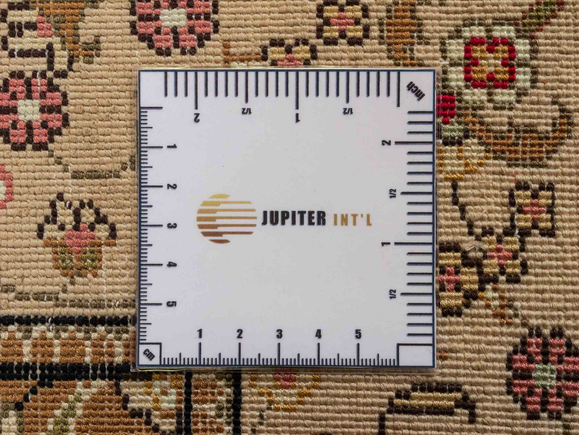 Feiner, handgeknüpfter, chinesischer Orientteppich mit Nain Design aus Kunstseide, rot, beige, gold, creme. 121x78 cm. Verkauf durch Jupiter Intl.