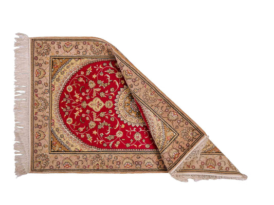 Feiner, handgeknüpfter, chinesischer Orientteppich mit Nain Design aus Kunstseide, rot, beige, gold, creme. 121x78 cm. Verkauf durch Jupiter Intl.