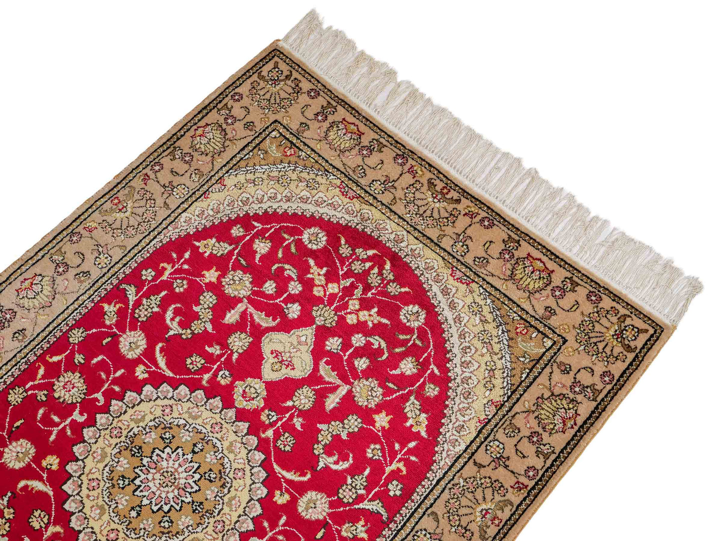 Feiner, handgeknüpfter, chinesischer Orientteppich mit Nain Design aus Kunstseide, rot, beige, gold, creme. 121x78 cm. Verkauf durch Jupiter Intl.