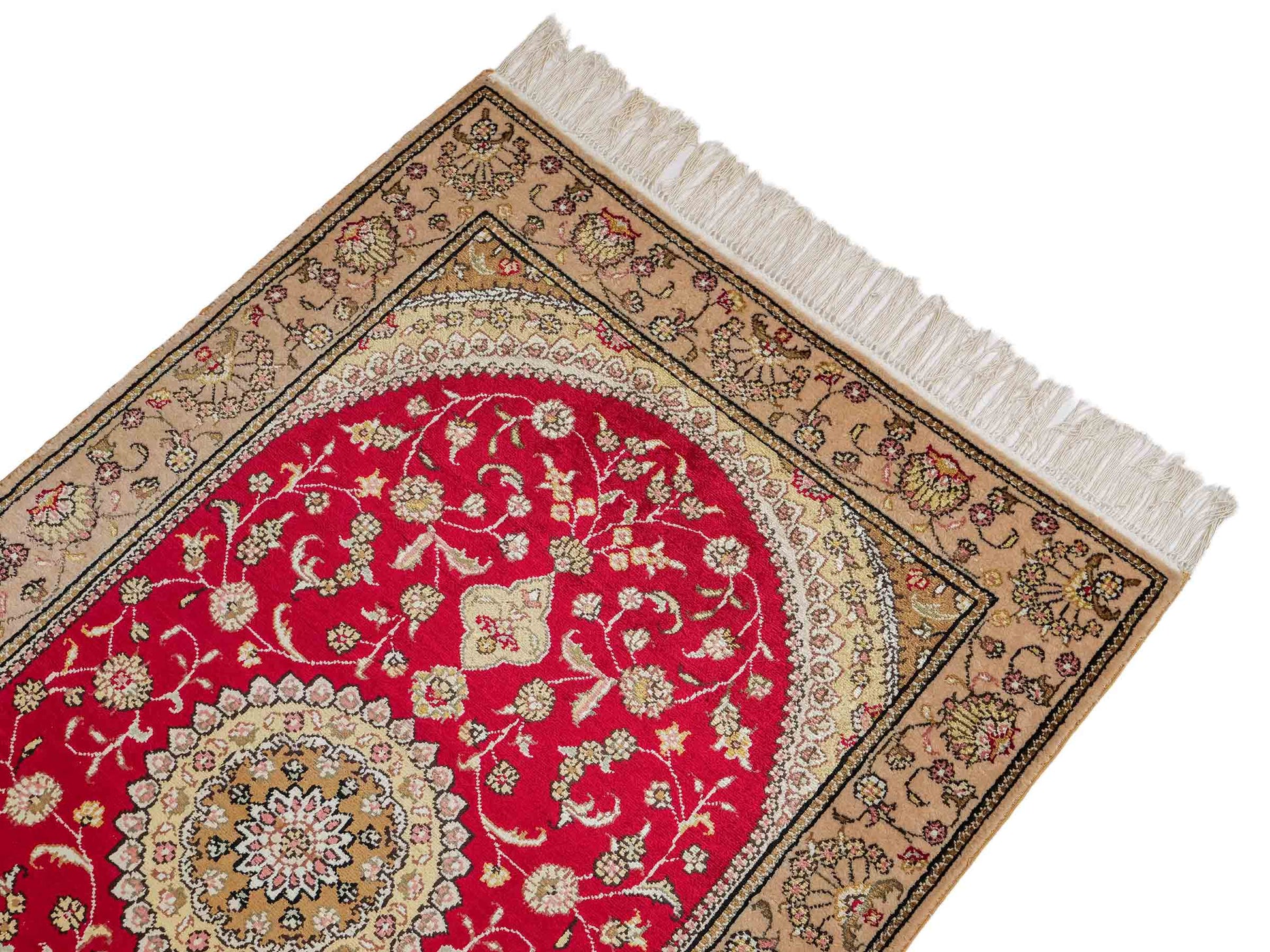Feiner, handgeknüpfter, chinesischer Orientteppich mit Nain Design aus Kunstseide, rot, beige, gold, creme. 121x78 cm. Verkauf durch Jupiter Intl.
