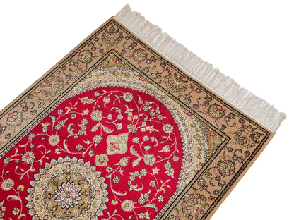 Feiner, handgeknüpfter, chinesischer Orientteppich mit Nain Design aus Kunstseide, rot, beige, gold, creme. 121x78 cm. Verkauf durch Jupiter Intl.