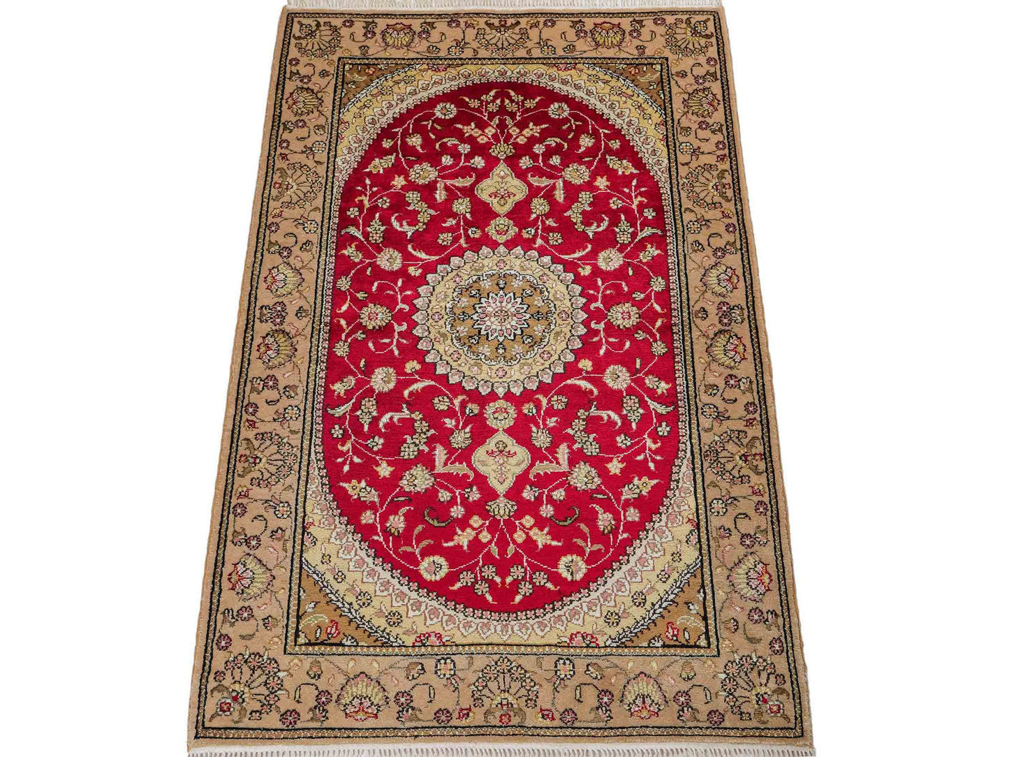 Feiner, handgeknüpfter, chinesischer Orientteppich mit Nain Design aus Kunstseide, rot, beige, gold, creme. 121x78 cm. Verkauf durch Jupiter Intl.