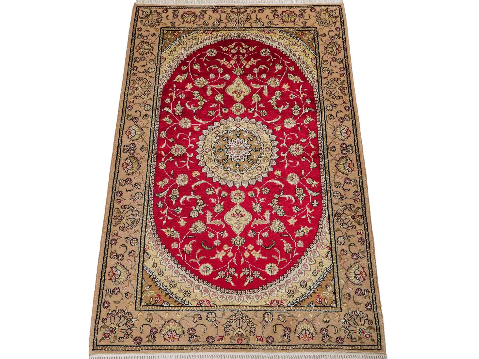 Feiner, handgeknüpfter, chinesischer Orientteppich mit Nain Design aus Kunstseide, rot, beige, gold, creme. 121x78 cm. Verkauf durch Jupiter Intl.