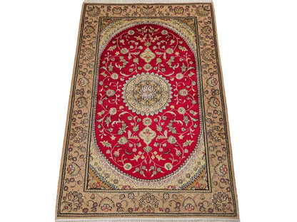 Feiner, handgeknüpfter, chinesischer Orientteppich mit Nain Design aus Kunstseide, rot, beige, gold, creme. 121x78 cm. Verkauf durch Jupiter Intl.