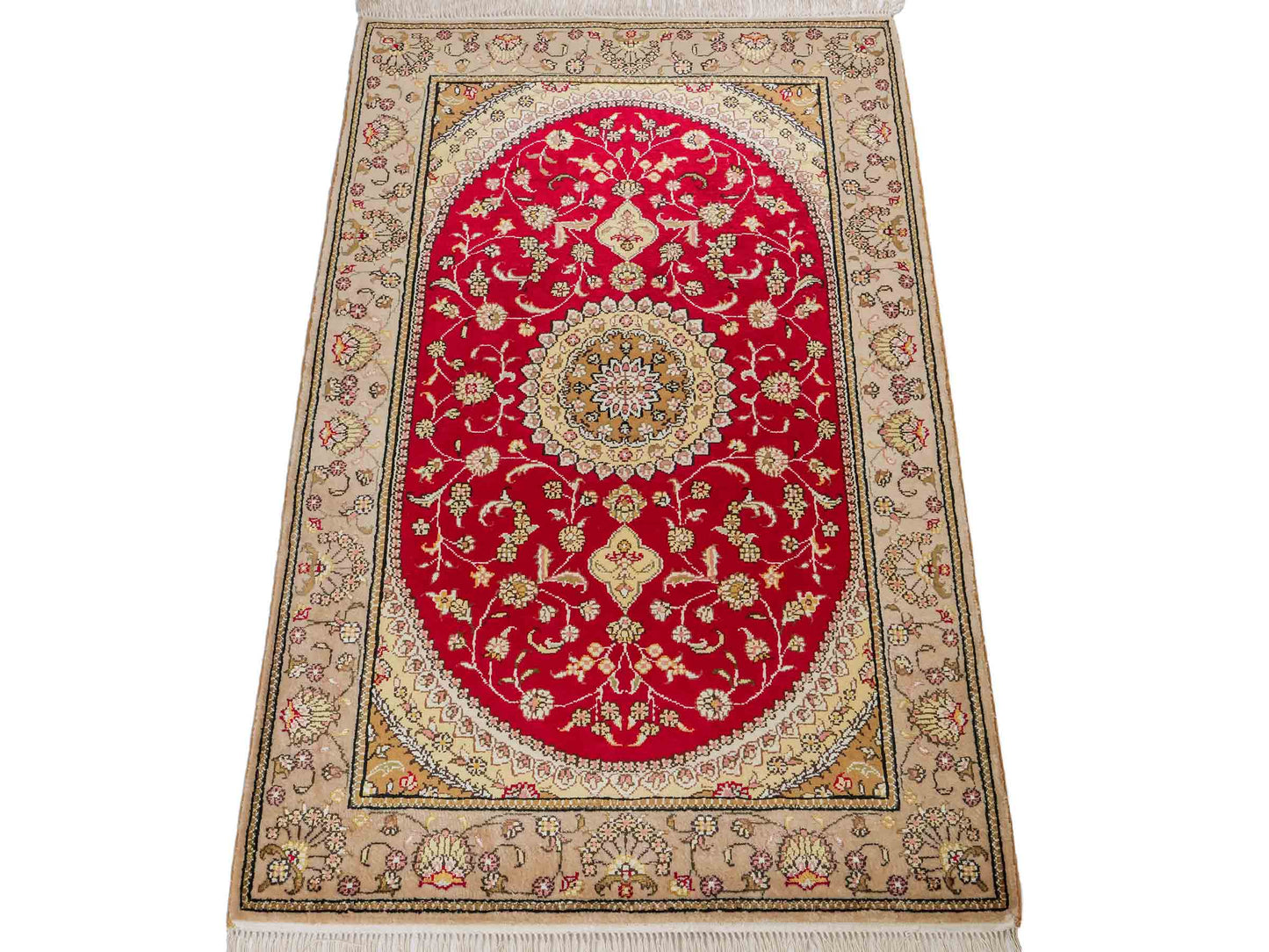 Feiner, handgeknüpfter, chinesischer Orientteppich mit Nain Design aus Kunstseide, rot, beige, gold, creme. 121x78 cm. Verkauf durch Jupiter Intl.
