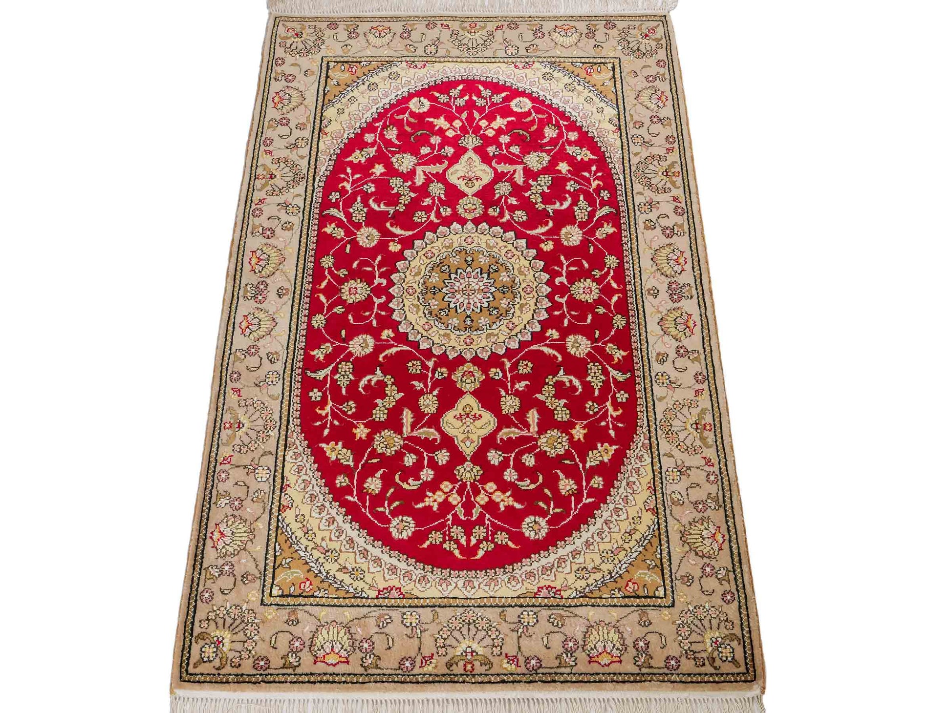 Feiner, handgeknüpfter, chinesischer Orientteppich mit Nain Design aus Kunstseide, rot, beige, gold, creme. 121x78 cm. Verkauf durch Jupiter Intl.