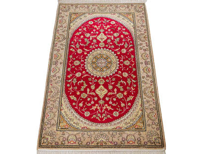 Feiner, handgeknüpfter, chinesischer Orientteppich mit Nain Design aus Kunstseide, rot, beige, gold, creme. 121x78 cm. Verkauf durch Jupiter Intl.