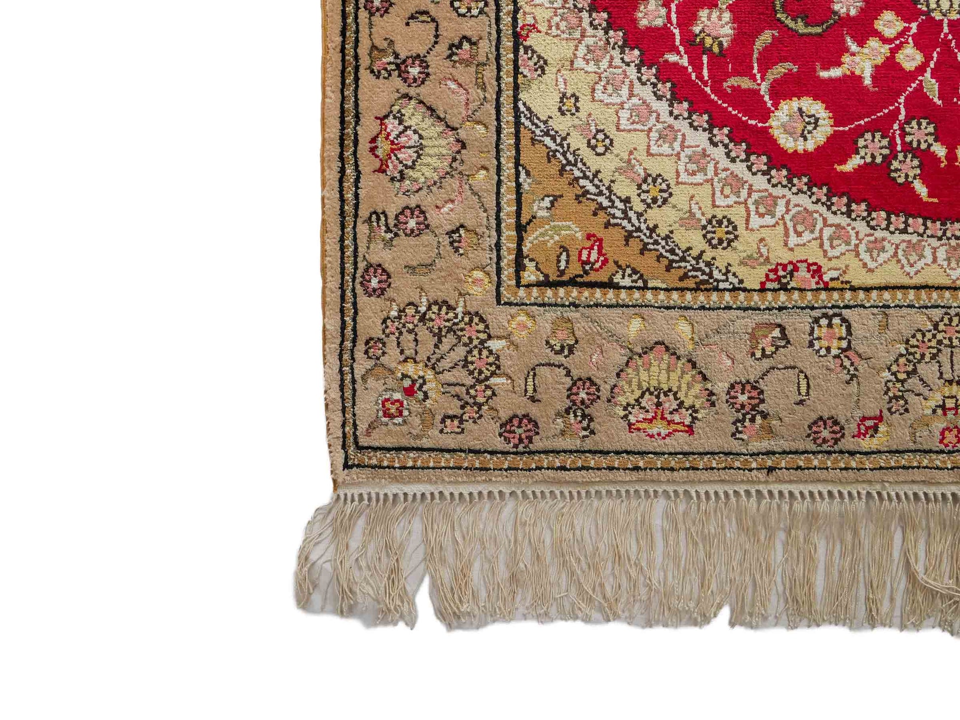 Feiner, handgeknüpfter, chinesischer Orientteppich mit Nain Design aus Kunstseide, rot, beige, gold, creme. 121x78 cm. Verkauf durch Jupiter Intl.
