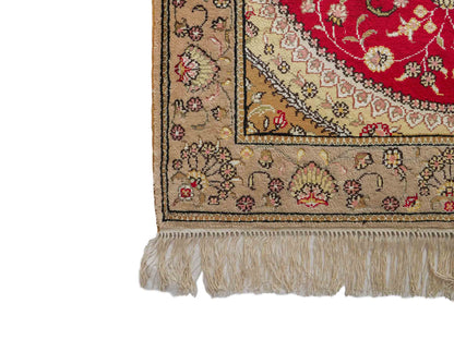 Feiner, handgeknüpfter, chinesischer Orientteppich mit Nain Design aus Kunstseide, rot, beige, gold, creme. 121x78 cm. Verkauf durch Jupiter Intl.