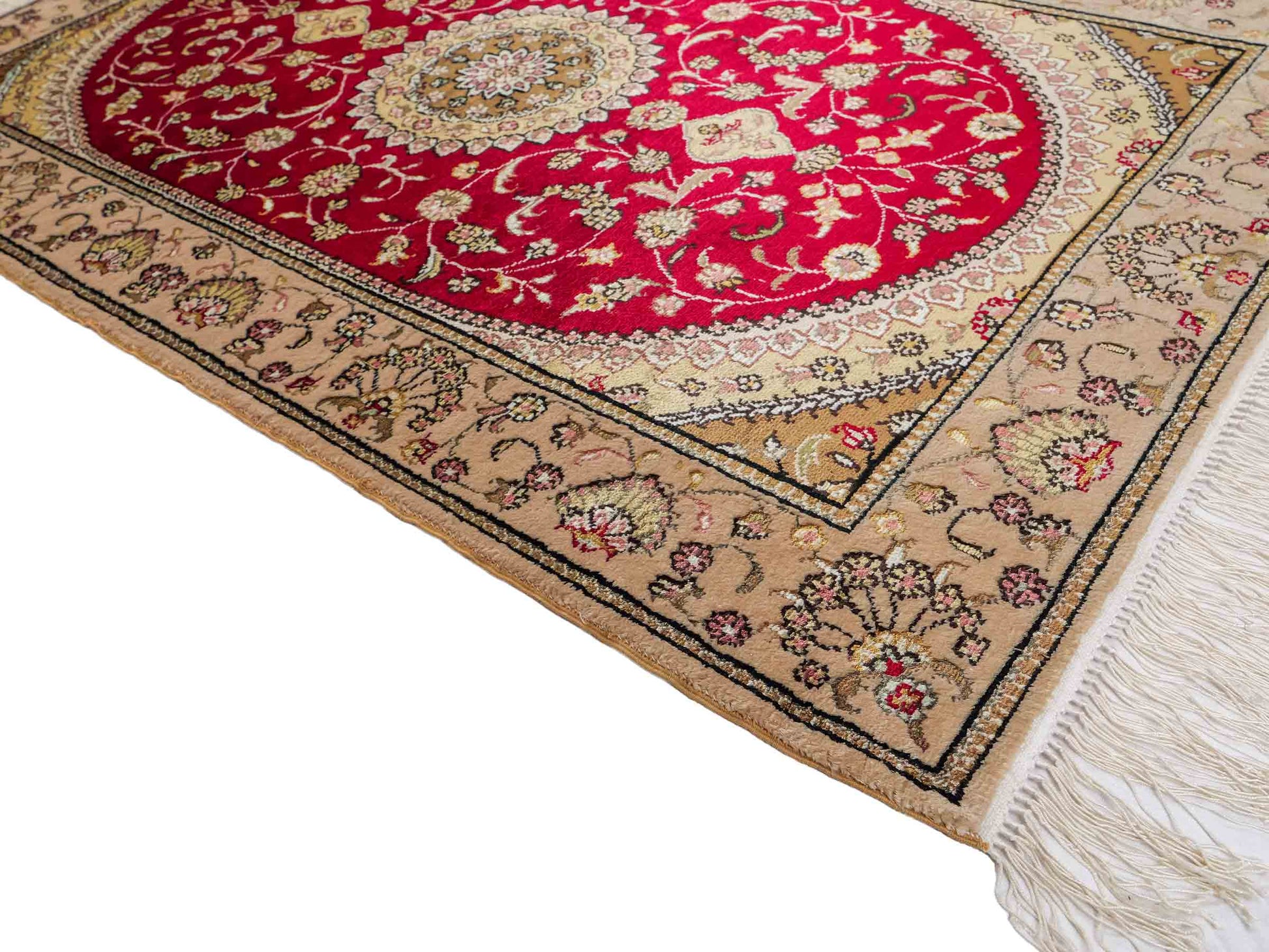 Feiner, handgeknüpfter, chinesischer Orientteppich mit Nain Design aus Kunstseide, rot, beige, gold, creme. 121x78 cm. Verkauf durch Jupiter Intl.